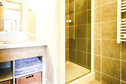 Sunny Two Bedroom Apartment With Mountain Views