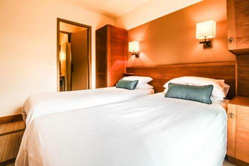 Sunny Two Bedroom Apartment With Mountain Views