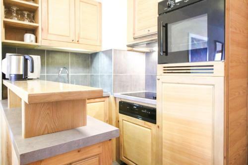 Sunny Two Bedroom Apartment With Mountain Views