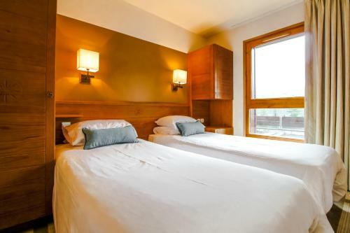 Sunny Two Bedroom Apartment With Mountain Views