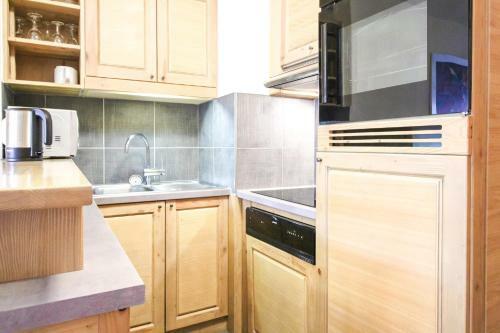 Sunny Two Bedroom Apartment With Mountain Views