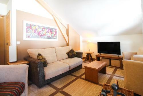 Two Internally Connecting 2-bed Apartments With Shared Private Entrance