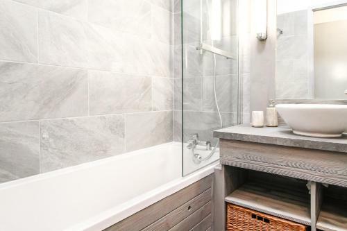 South-facing Newly Renovated 2-bed Apartment Les Terrasses D'eos