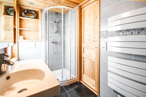 Charming 4-bedroom Ski Chalet With Terrace