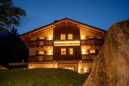 Hotel Chalet Tovel - Mountain Lake