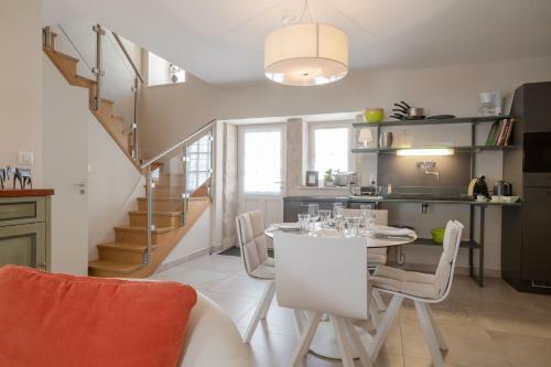Les Demeures Du Tonnelier, Maison C�t� Jardin