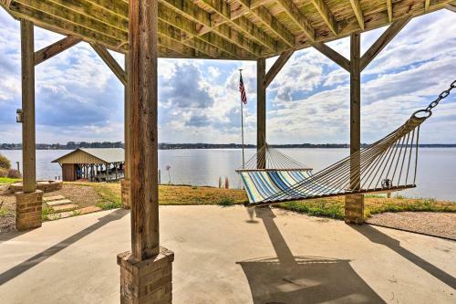 Lakefront House With Game Room, Deck And Views!