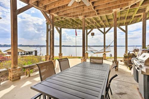 Lakefront House With Game Room, Deck And Views!