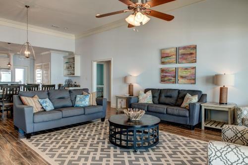 High Tide - Pet Friendly! Expansive Floor Plan And Stunning Views! Large Gulf Front Deck! Home
