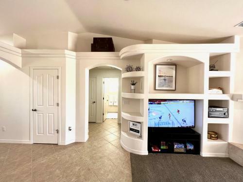 Garage & Driveway Boat Parking/ Views/sleeps 8