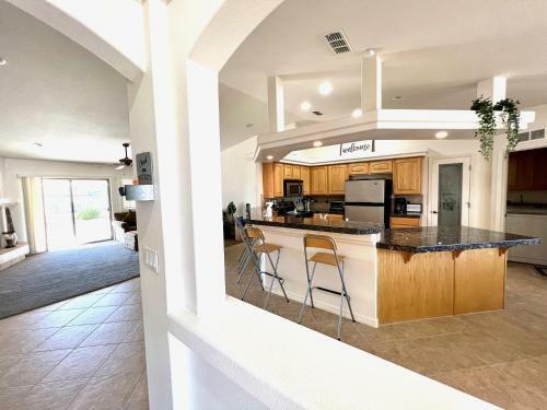 Garage & Driveway Boat Parking/ Views/sleeps 8