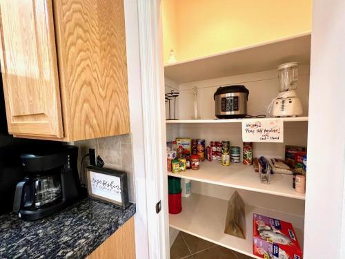 Garage & Driveway Boat Parking/ Views/sleeps 8