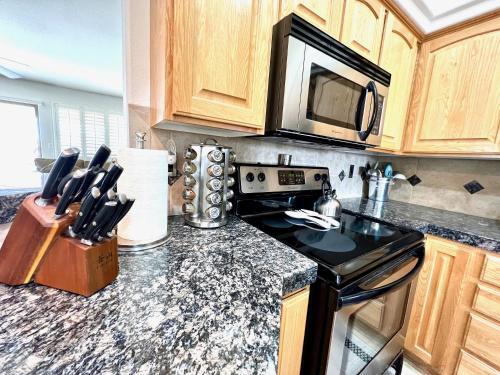 Garage & Driveway Boat Parking/ Views/sleeps 8
