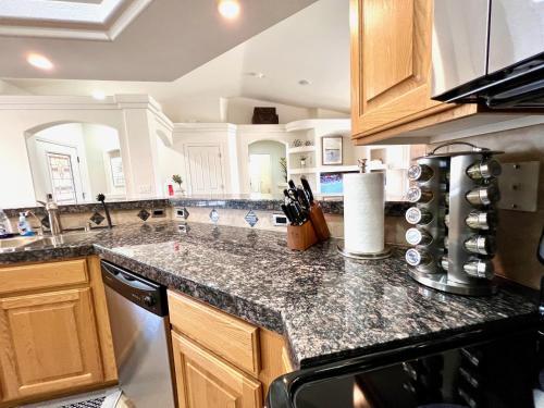 Garage & Driveway Boat Parking/ Views/sleeps 8