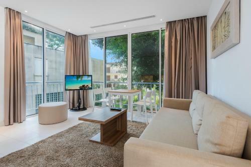 Beach Front Estate Large Garden & Private Pool