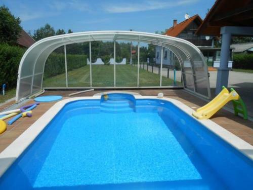 Modernes Ferienhaus Mit Sch�nem �berdachtem Pool