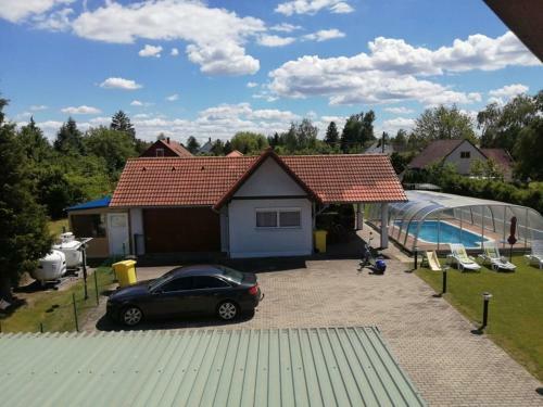 Modernes Ferienhaus Mit Sch�nem �berdachtem Pool