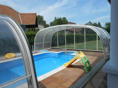 Modernes Ferienhaus Mit Sch�nem �berdachtem Pool