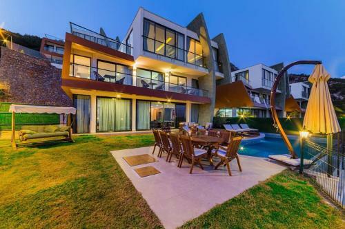 City And Sea View Pool L�x Villa