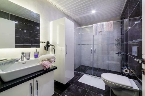 City And Sea View Pool L�x Villa