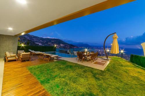 City And Sea View Pool L�x Villa