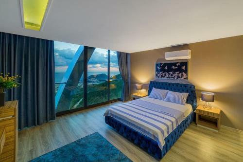 City And Sea View Pool L�x Villa