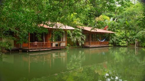 Caba�as Del Lago