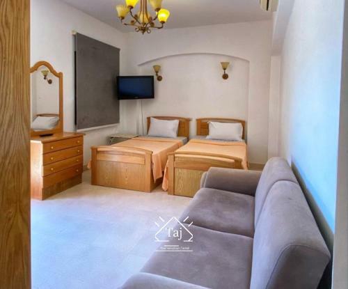 Villa Taj Home,3bedroom Plus 3 Br Guest House, Private Pool
