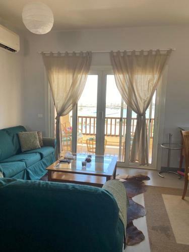 A Lovely 2 Br Apartment At Waterside