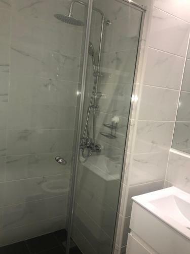 A007 Embassy Gardens Studio Apartm