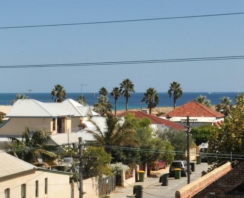 Ocean Sunsets - 2 Bedroom Converted Warehouse Apartment