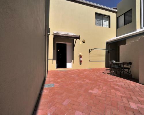 Ocean Sunsets - 2 Bedroom Converted Warehouse Apartment