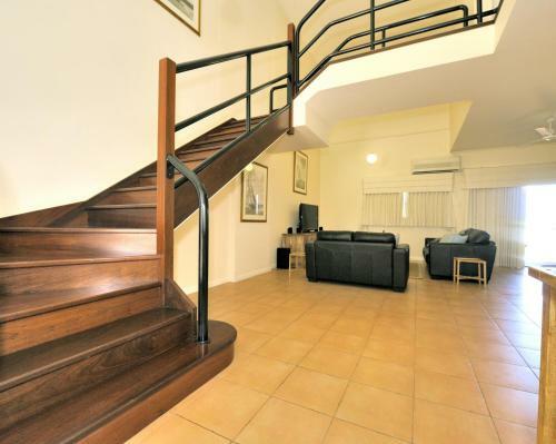 Ocean Sunsets - 2 Bedroom Converted Warehouse Apartment