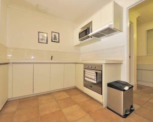 Ocean Sunsets - 2 Bedroom Converted Warehouse Apartment