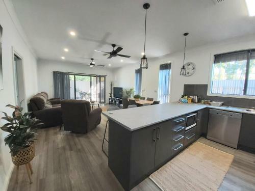 Lovely Modern 3br 2bth Beachside Home