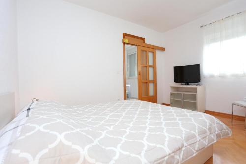 Apartments With A Parking Space Makarska - 16430