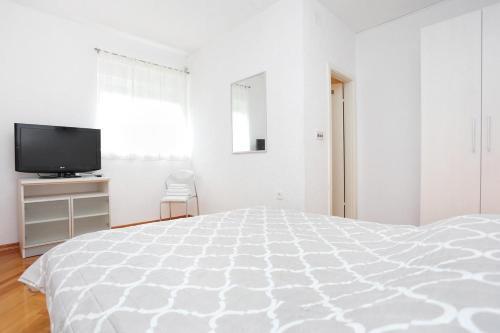 Apartments With A Parking Space Makarska - 16430