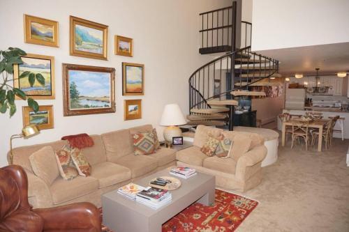 520 Cooper Ave E #305