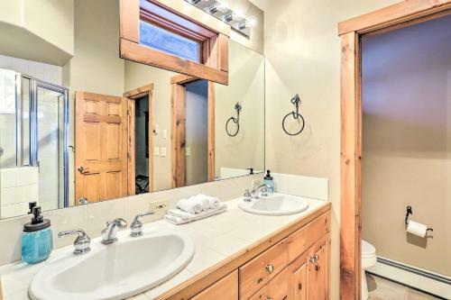 House With Hot Tub And Deck - Shuttle To Skiing!