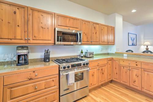 House With Hot Tub And Deck - Shuttle To Skiing!
