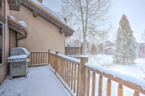 House With Hot Tub And Deck - Shuttle To Skiing!