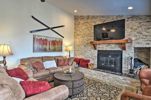 Cozy Mountain Getaway With Ski Shuttle Access!