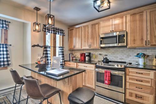 Cozy Mountain Getaway With Ski Shuttle Access!
