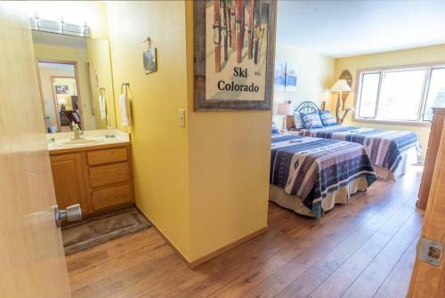 Lake Forest Lakeside Condo Mountain Lake Views
