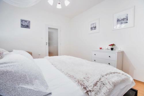 Lovely Apartment Miriam With Private Parking