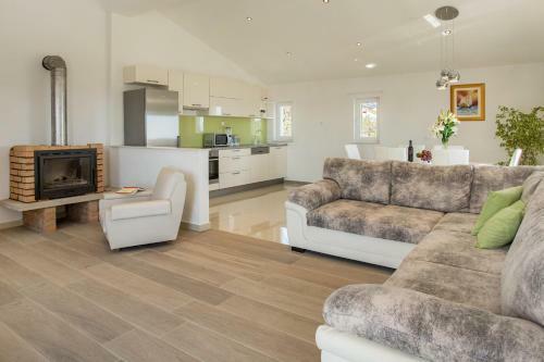 Villa Mountain House Kajko With Pool