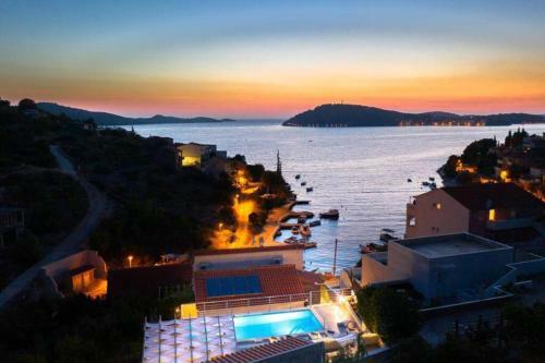 Luxury Villa By The Sea With Heated Pool