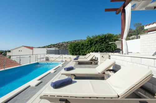 Luxury Villa By The Sea With Heated Pool
