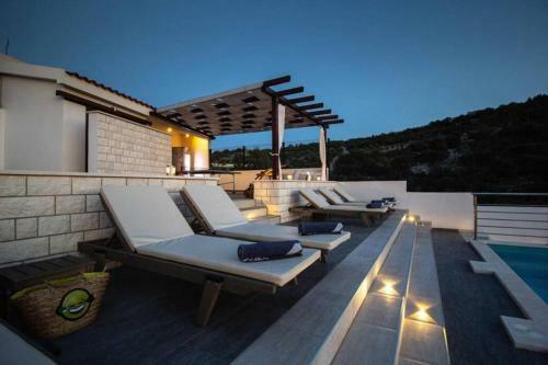Luxury Villa By The Sea With Heated Pool