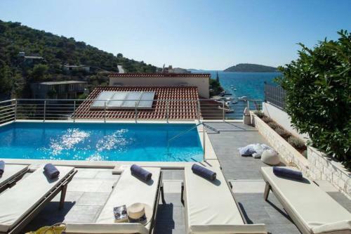 Luxury Villa By The Sea With Heated Pool
